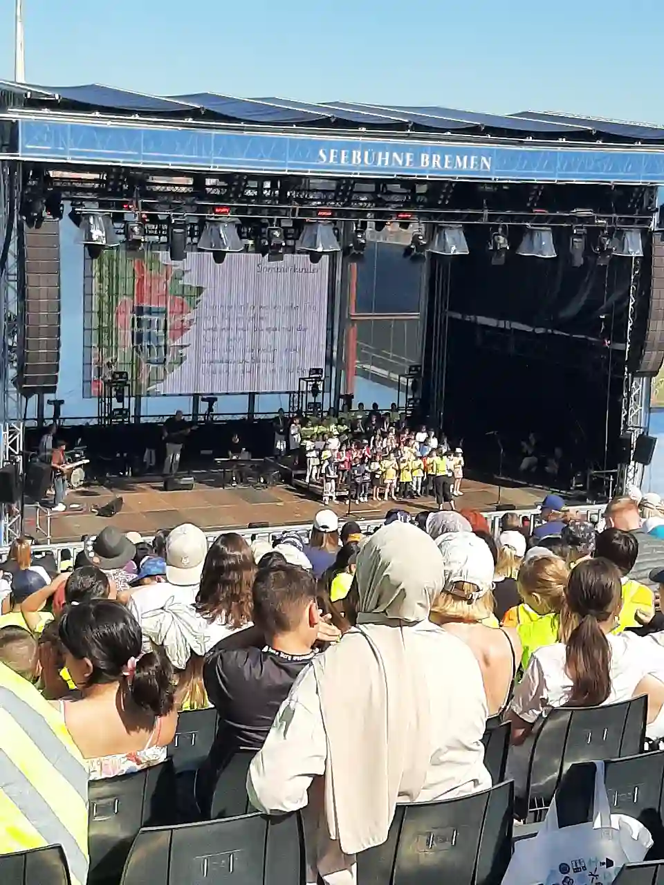Zusehen ist die Seebühne Bremen während des Auftrittes einer Bremer Grundschule