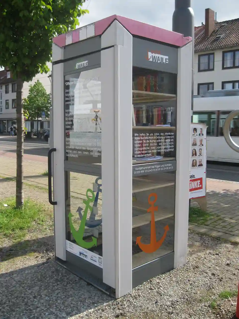 Zusehen ist der offene Bücherschrank auf dem Wartburgplatz