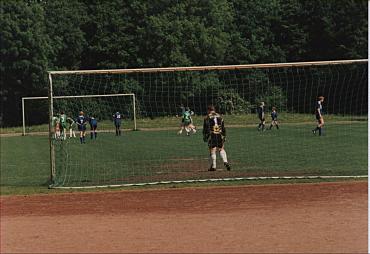 Das Foto zeigt Fußballspieler auf der Bezirkssportanlage Findorff