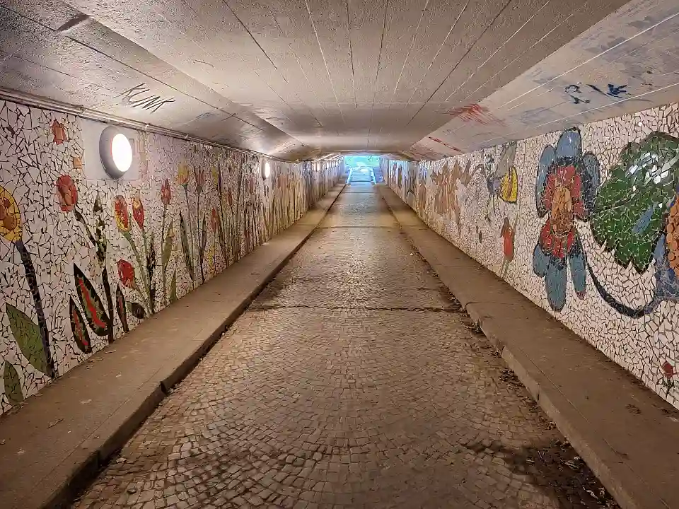 Zusehen ist der Mäusetunnel in seiner Mosaikgestaltung