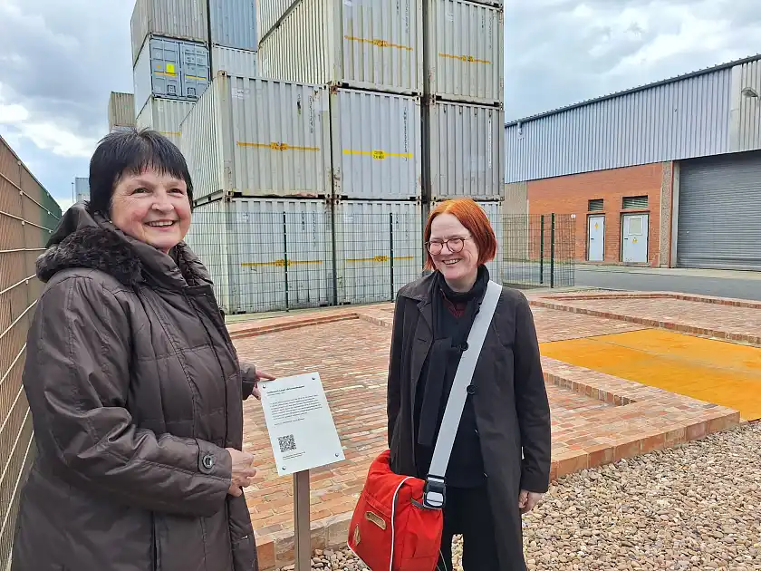 Zusehen sind Cornelia Wiedemeyer (Ortsamtsleiterin Ortsamt West) und Angela Piplak (Kulturhaus Walle Brodelpott e.V.)