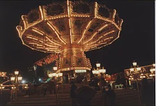 Das Foto zeigt den Bremer Freimarkt bei Nacht