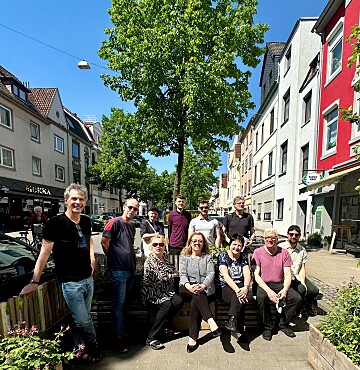 Zusehen ist die Gruppe, welche den Stadtteil Walle besichtigt hat, im Waller Parklett
