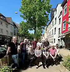 Zusehen ist die Gruppe, welche den Stadtteil Walle besichtigt hat, im Waller Parklett