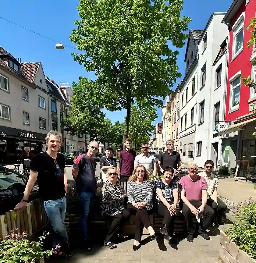 Zusehen ist die Gruppe, welche den Stadtteil Walle besichtigt hat, im Waller Parklett