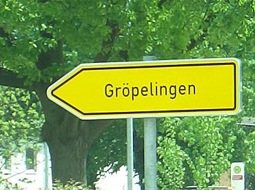 Auf dem Foto sieht man das Schild: Hier geht's nach Gröpelingen