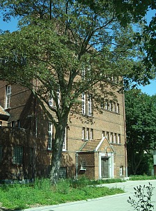 Das Foto zeigt die Schule Regensburger Straße