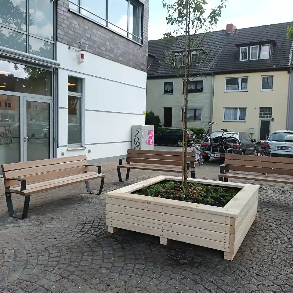 Zusehen ist eine Sitzecke mit drei Bänken um ein Pflanzenbeet auf dem Wartburgpaltz