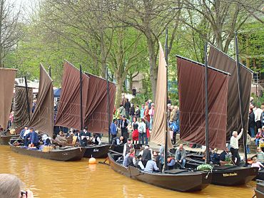 Torfkähne im neuen Hafen