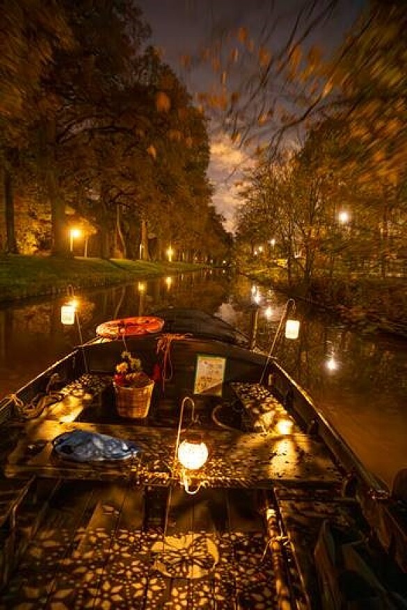 Auf dem Bild aus der Barockzeit ist ein Boot zusehen, das durch den Torfkanal fährt.
