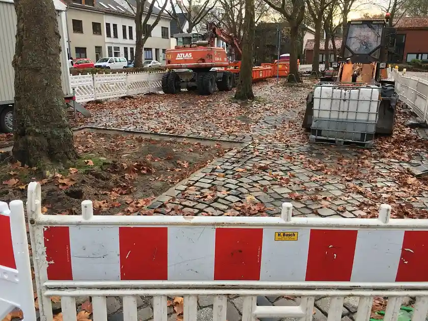 Gesamtansicht der Baustelle zur Verbesserung des Baumschutzes auf dem Findorffmarkt