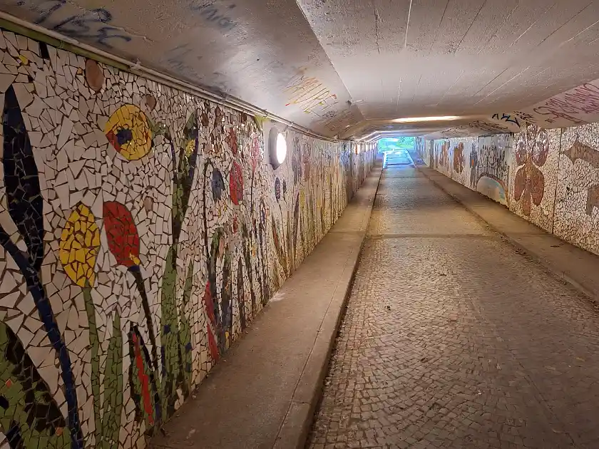 Zusehen ist der Mäusetunnel in seiner Mosaikgestaltung