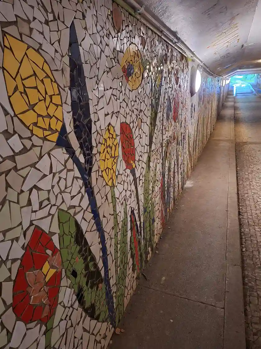 Zusehen ist der Mäusetunnel in seiner Mosaikgestaltung