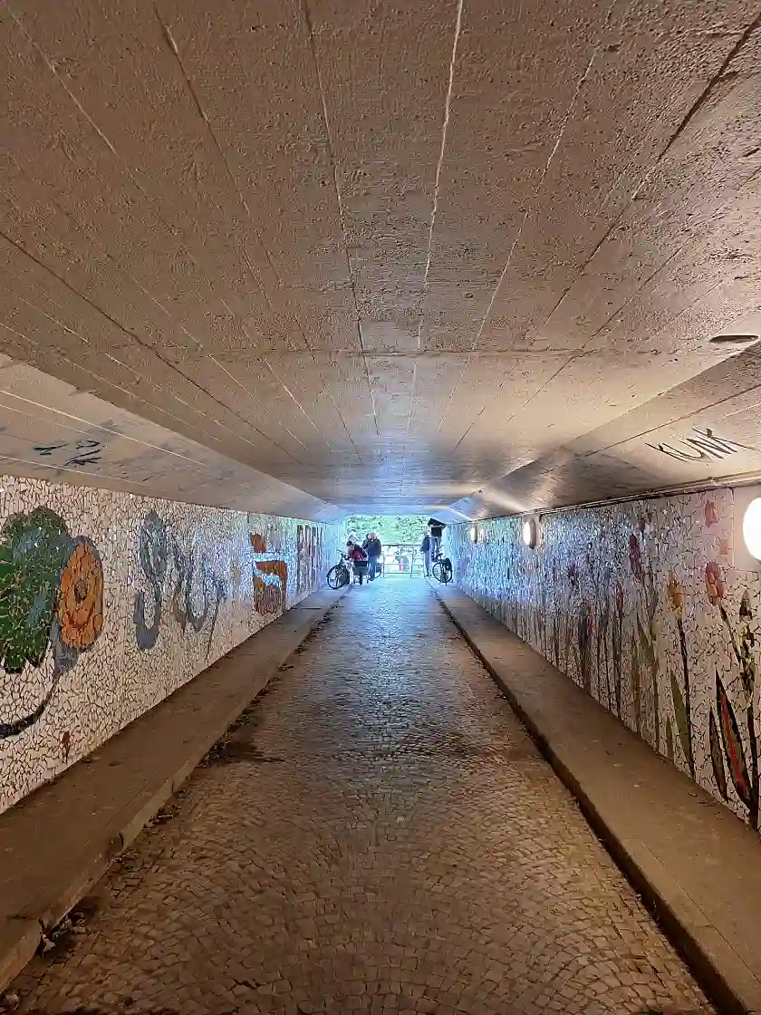 Zusehen ist der Mäusetunnel in seiner Mosaikgestaltung