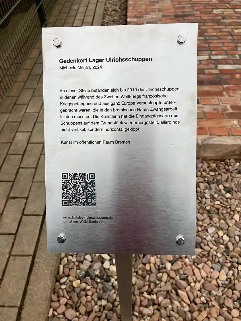 Zusehen ist die Tafel am Gedenkort Lager Ulrichsschuppen