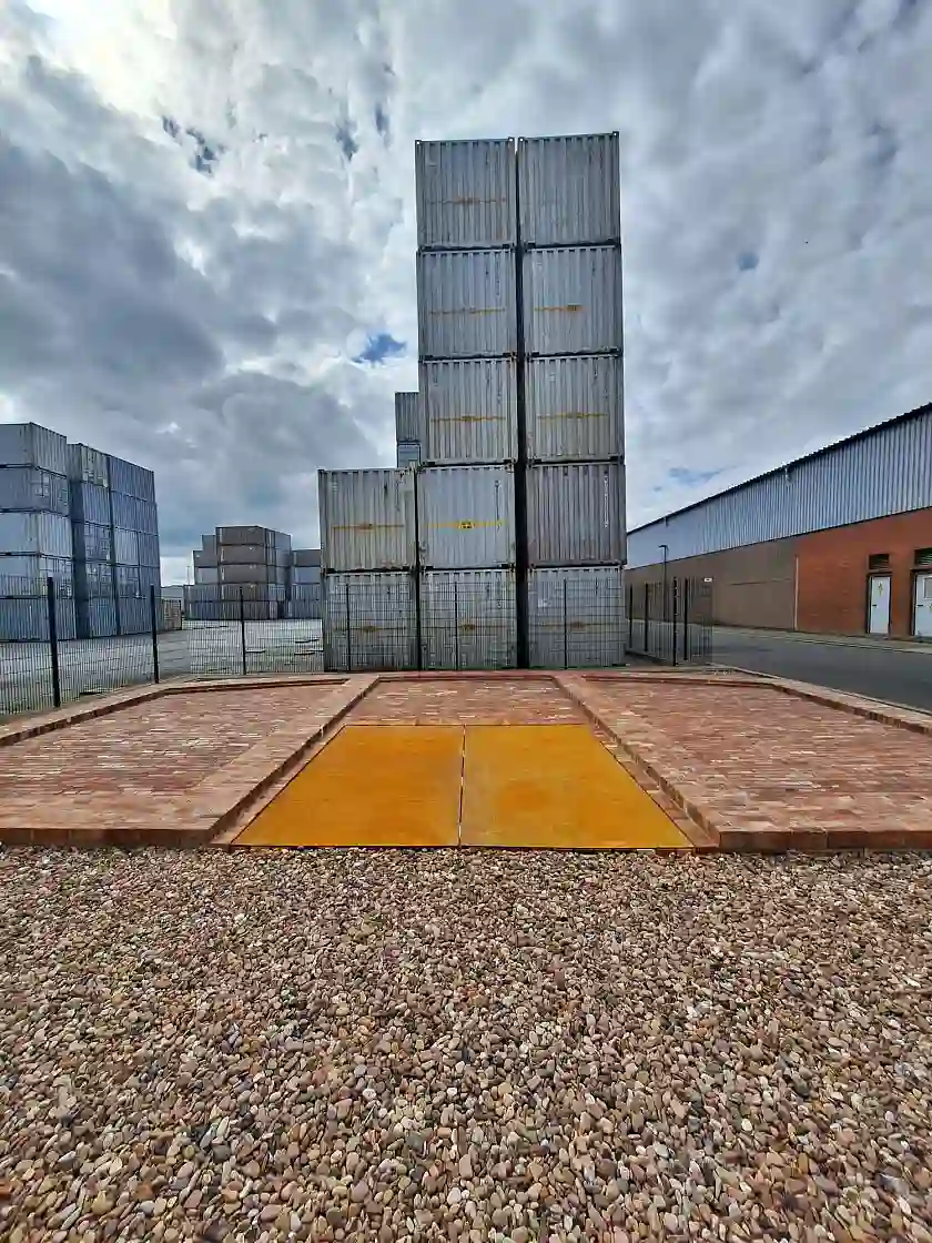 Zusehen ist das Kunstprojekt Gedenkort Lager Ulrischsschuppen