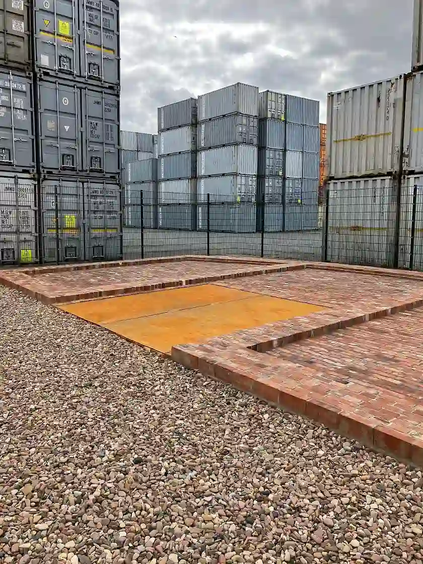 Zusehen ist das Kunstprojekt Gedenkort Lager Ulrichsschuppen in einer seitlichen Perspektive