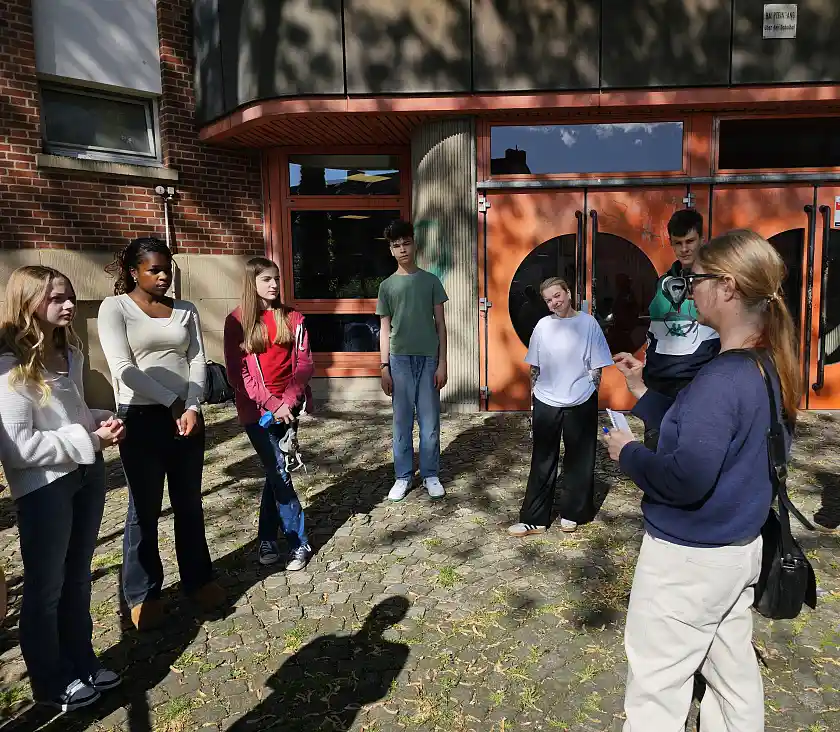 Zusehen sind die Sch&uuml;ler:innen zusammen mit Frau Gerling vom Weserkurier in einem Interview 