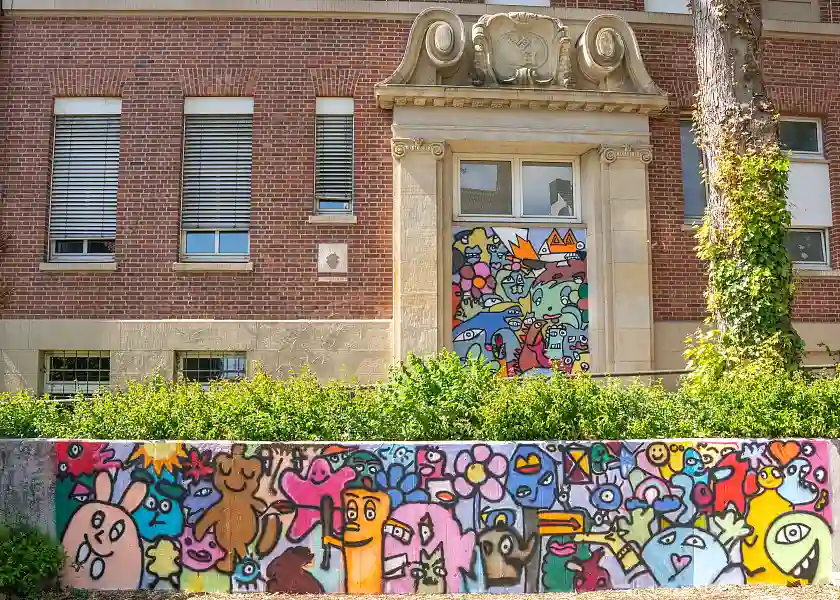 Zusehen ist das Ergebnis des neugestalteten ehemaligen Eingangs der Oberschule am Waller Ring und eine Wand vor der Schule