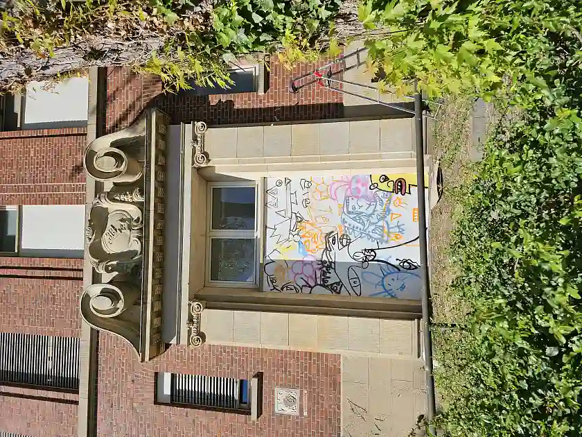 Zusehen ist der neugestaltete ehemalige Eingang der Oberschule am Waller Ring in der Skizzierungsphase