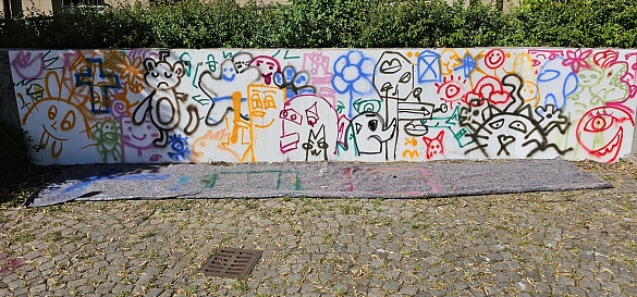 Zusehen ist eine Wand vor der Oberschule am Waller Ring in der Skizzierungsphase