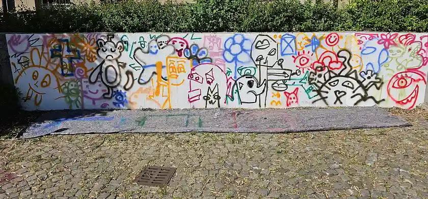 Zusehen ist eine Wand vor der Oberschule am Waller Ring in der Skizzierungsphase