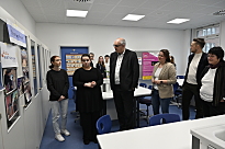 Ortsamtsleiterin Cornelia Wiedemeyer zusammen mit Bürgermeister Dr. Andreas Bovenschulte beim Experimentieren mit Schüler*innen der "Oberschule Findorff"